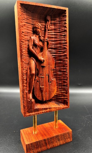 Jeune femme à la contrebasse