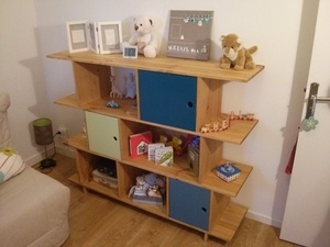 Etagère de chambre d'enfant