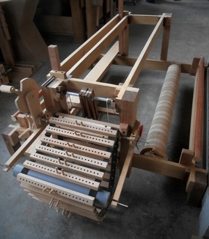 Métier à tisser piloté par un ordinateur en bois