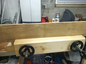 Planche en Chêne transformée en cube à onglets verrouillés