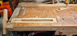 La presse insérée dans l'établi.