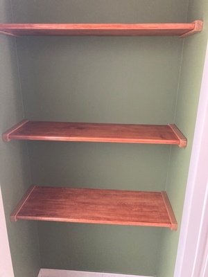 Étagère d’une niche d’entrée de maison