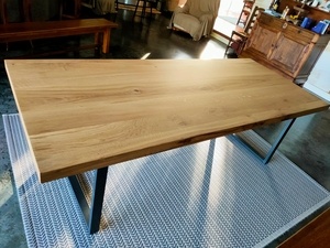 Une grande table en chêne