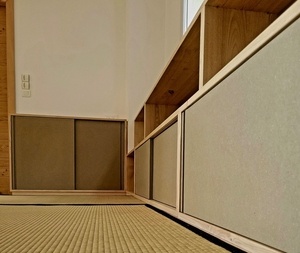 Bibliothèque basse - Châtaignier et Valchromat.