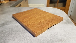 Planche à découper en bois debout