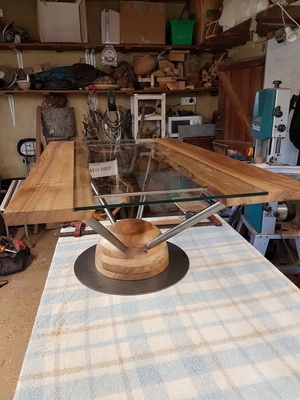 Table en noyer / verre trempé / acier