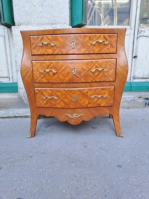 Commode Louis XV du XX siècle .