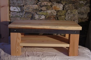 Table basse en mélèze brossé et acier