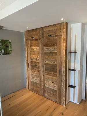 Vestiaires et armoire en vieux bois