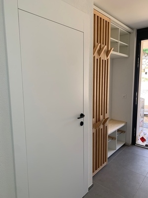 Entrée agencée avec claustra coulissant