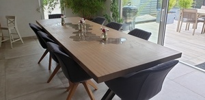 Table de salle à manger en Baubuche multilignes avec inclusion carrelage