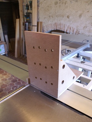 Gabarit vertical à coupe d'onglet pour scie à format