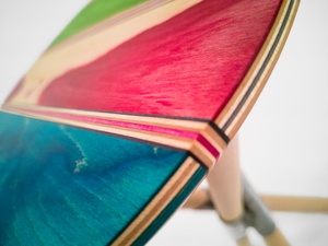 Tabouret Acolyte en version planches de Skateboard Recyclées