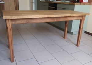 Table de cuisine à pieds gainés, assortie au plan de travail