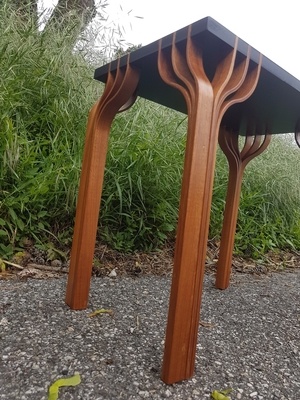 Petite table avec des pieds en lamellé collé