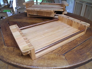 Plateaux de service en merisier et cuivre