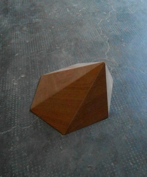 Essai de pyramide hexagonale désaxée, obtenue par le calcul