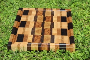 Planches à découper en bois de bout avec les chutes