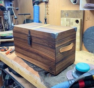 Coffre en noyer massif