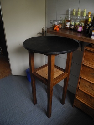 Mange debout en bois brulé