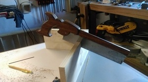 Une poignée pour scie a Dos