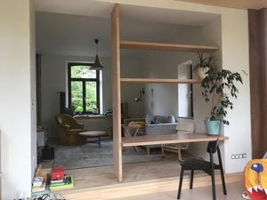 L'étagère fait office de séparation et de petit bureau d'appoint dans le séjour