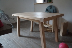 Table avec pieds a 10°