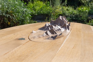 Le bois se souvient... Une table et son relief