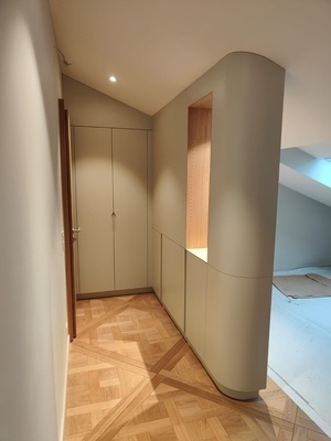 Paroi d'entrée laquée en finition cintrée