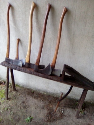 Quelque haches remises en état