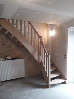 Escalier un quart tournant en chêne sans contremarches