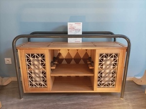 Meuble bas avec pieds de table recyclé.