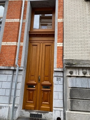 Ensemble de porte, corniche et imposte vitré à Bruxelles