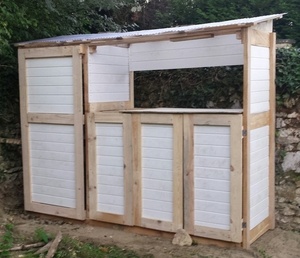 Local poubelle et outils jardin