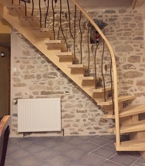 Escalier avec main-courante débillardée plongeante