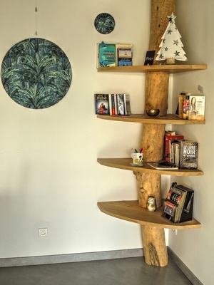 Etagere d'angle tronc d'arbre.