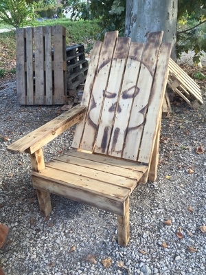 Chaise rustique à un seul accoudoir