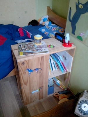 Table de nuit bibliothèque pour mon fils