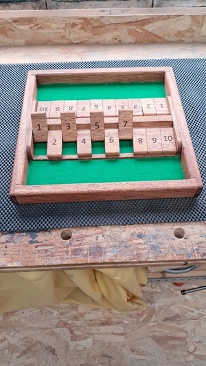 Shut the box et Tétris en bois (j'ai pas trouvé mieux)