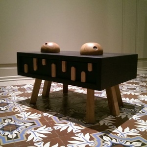 Un petit monstre de table de nuit