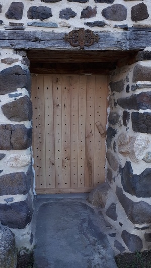 Porte cloutée à lames croisées