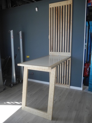 Une table basculante en frêne