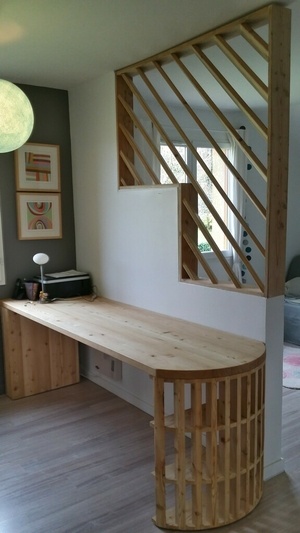 Agencement sur-mesure mélèze à claire-voie