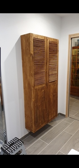 Meuble suspendu, portes persiennes