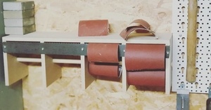 Support pour rouleaux de papier à poncer