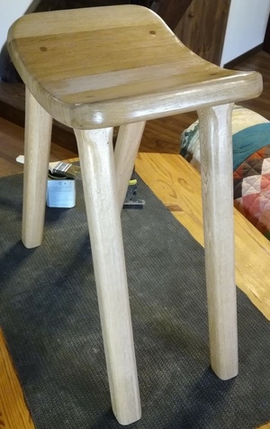 Petit tabouret assise courbe