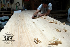 Table en hêtre avec ces bancs et un mange debout