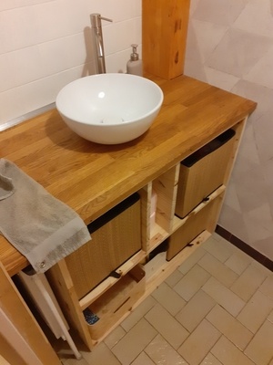 Meuble de salle bain avec plan de vasque et cache tuyau