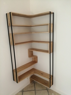 Bibliothèque sur deux angles en chêne