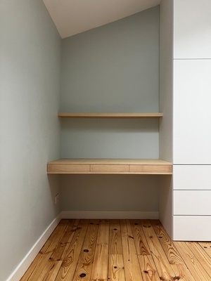 Bureau flottant et son armoire pour une chambre d'enfant
